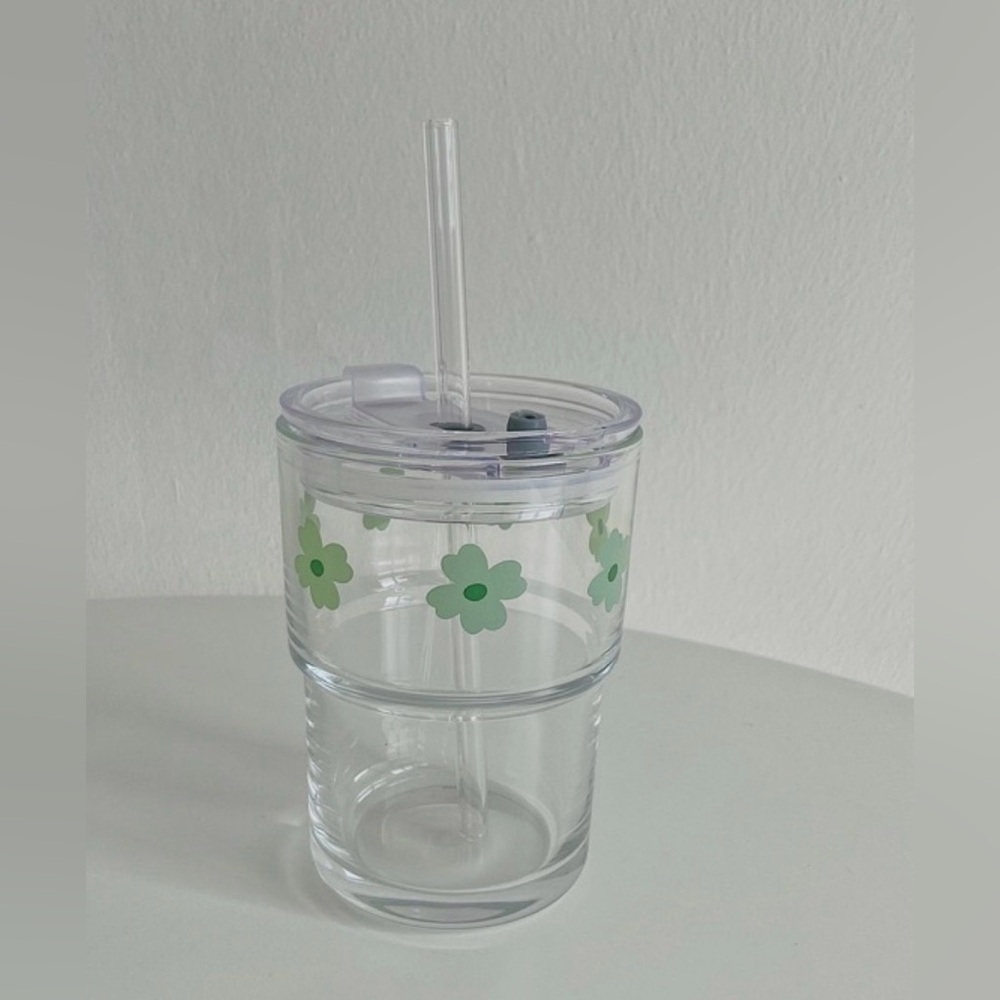 Clover Pattern Glass Tumbler with Glass Straw
15 oz
New in Box